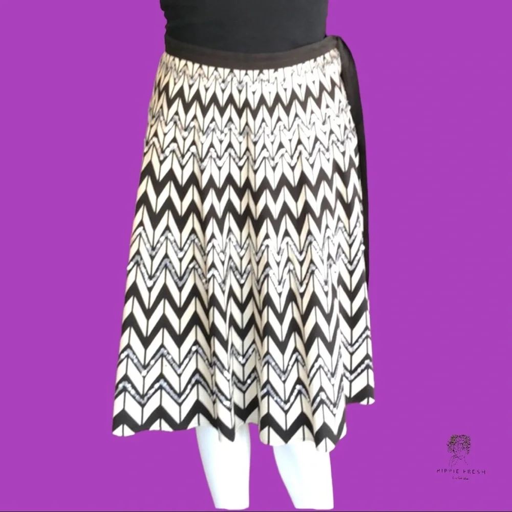 BCBGMAXAZRIA Black, White Chevron Sequin Skirt Size L - Picture 9 of 9